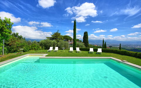 Villa Mami: L'Eau, Nuage, Ciel, Vert, Bleu, Piscine, Bleu Azur, Plante, Paysage Naturel, Rectangle
