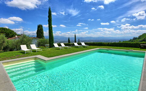 Villa Mami: L'Eau, Nuage, Ciel, Jour, Propriété, Vert, La Nature, Bleu Azur, Piscine, Plante