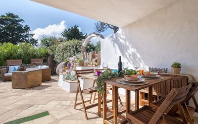 Porto Cervo 702: Table, Meubles, Plante, Propriété, Bâtiment, Nuage, Mobilier De Jardin, Design Intérieur, Ombre, Chaise