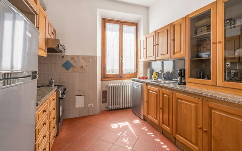 Cascine Apartment In Florence: Cuisine, Comptoir, Bois, Sol, Appareil De Cuisine, Cabinetry, Design Intérieur, Principaux Appliance, Plafond, Sol
