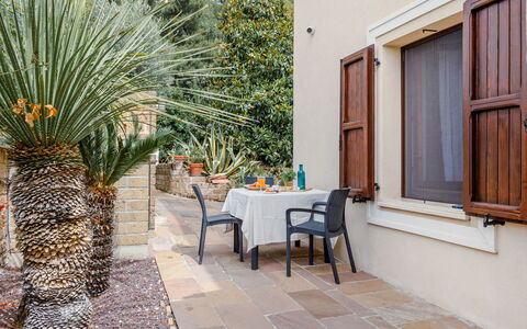 Cyca Holiday Home: Propriété, Table, Plante, Chaise, Bâtiment, Architecture, Mobilier De Jardin, Arbre, Mur, Arecales