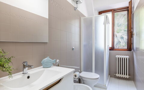 Cyca Holiday Home: Robinet, Luminaire Plomberie, Évier, Propriété, Lavabo, Plante, Salle De Bains, Fenêtre, Miroir, Design Intérieur