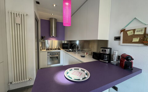 Galleria Degli Artisti: Propriété, Meubles, Cabinetry, Table, Violet, Design Intérieur, Éclairage, Comptoir, Bois, Sol