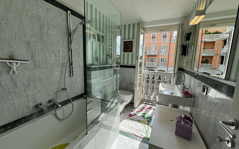 Galleria Degli Artisti: Propriété, Fenêtre, Luminaire Plomberie, Design Intérieur, Douche, Sol, Salle De Bains, Sol, Bar De Douche