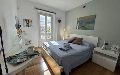 Galleria Degli Artisti: Meubles, Propriété, Table, Cadre, Confort, Fenêtre, Design Intérieur, Bois, Cadre De Lit, Bâtiment