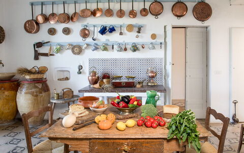Masseria Tagliente: Aliments, Propriété, Vaisselle, Étagère, Design Intérieur, Table, Rayonnage, Cuisine, Aliments Naturels, Bâtiment