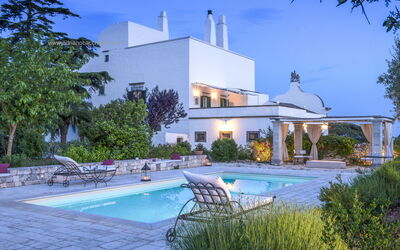 Masseria Tagliente: L'Eau, Plante, Ciel, Propriété, Bâtiment, Piscine, Bleu Azur, Arbre, Plan D'Eau, Loisir