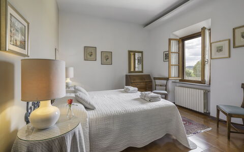 Casa Martina, Piazza Delle Erbe, San Gimignano: Meubles, Chambre, Design Intérieur, Lit, Sol, Drap De Lit, Literie, Pièce, Cadre, Sol