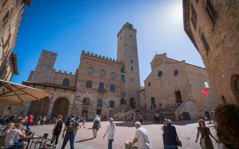 Casa Martina, Piazza Delle Erbe, San Gimignano: Bâtiment, Ville, Ville, Façade, Architecture, Espace Public, Point De Repère, Médiéval Architecture, Centre De La Ville