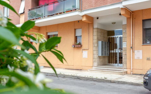 Conero Bluloft: Bâtiment, Propriété, Plante, Fenêtre, Architecture, Quartier, Mur, Maison, Immobilier, Zone Résidentielle