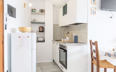 Conero Bluloft: Cuisine, Meubles, Principaux Appliance, Appareil De Cuisine, Comptoir, Design Intérieur, Bois, Sol, Cabinetry, Sol