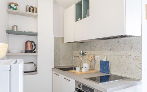 Conero Bluloft: Comptoir, Cuisine, Appareil De Cuisine, Design Intérieur, Cabinetry, Principaux Appliance, Sol, Bois, Meubles, Pièce