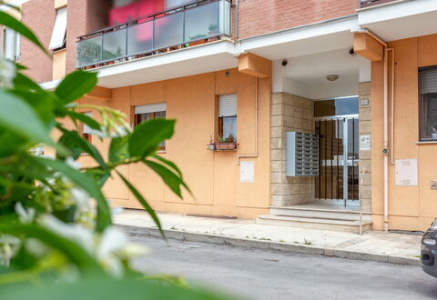 Conero Bluloft: Bâtiment, Propriété, Plante, Fenêtre, Architecture, Quartier, Mur, Maison, Immobilier, Zone Résidentielle