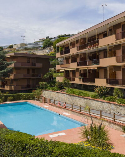 Amica: Plante, L'Eau, Nuage, Bâtiment, Ciel, Piscine, Arbre, Fenêtre, Condominium, Design Urbain