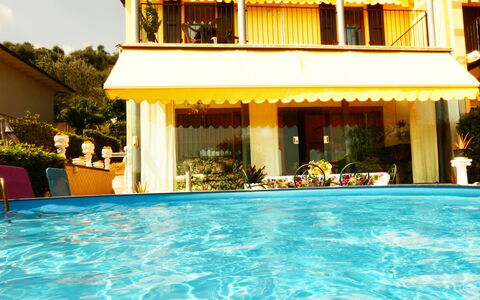 Villa Paradiso: L'Eau, Propriété, Piscine, Bâtiment, Bleu Azur, Plante, Fenêtre, Loisir, Arbre, Ombre