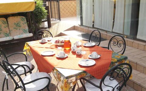 Villa Paradiso: Table, Meubles, Vélo, Propriété, Vaisselle, Chaise, Tableau De Plein Air, Bois, Mobilier De Jardin, Plante