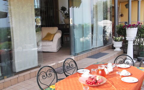 Villa Paradiso: Table, Vaisselle, Propriété, Meubles, Plante, Chaise, Vaisselle, Bois, Design Intérieur, Éclairage