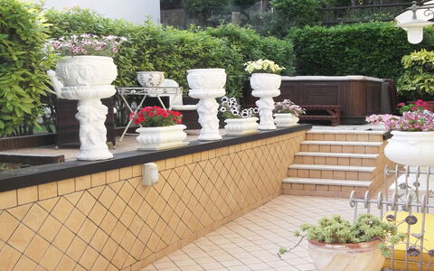 Villa Paradiso: Plante, Propriété, Pot De Fleur, Plante D'Appartement, Herbe, Sol, Arbuste, Bâtiment, Aménagement Paysager, Dur