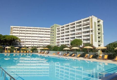 Suite Mareconero: L'Eau, Bâtiment, Propriété, Piscine, Ciel, Bleu Azur, Arbre, Plante, Condominium, Loisir