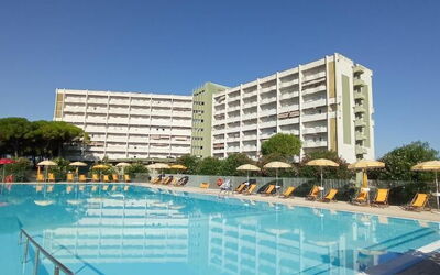 Suite Mareconero: L'Eau, Bâtiment, Propriété, Piscine, Ciel, Bleu Azur, Arbre, Plante, Condominium, Loisir