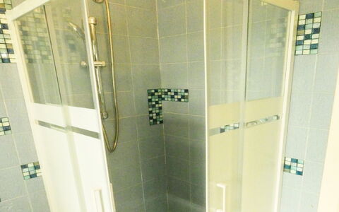 Casa Vacanze Sabrina: Tete De Douche, Luminaire Plomberie, Salle De Bains, Douche, Porte De Douche, Sol, Bar De Douche, Composite, Plomberie