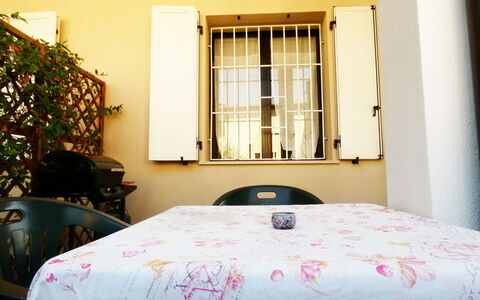 Casa Vacanze Sabrina: Bâtiment, Propriété, Meubles, Confort, Textile, Fenêtre, Plante, Design Intérieur, Bois, Cadre De Lit