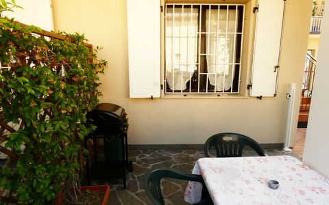 Casa Vacanze Sabrina: Plante, Propriété, Bâtiment, Fenêtre, Chaise, Pot De Fleur, Design Intérieur, Plante D'Appartement, Bois