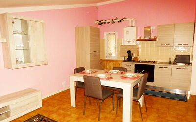 Appartamento Miralago: Table, Propriété, Meubles, Bois, Chaise, Fenêtre, Design Intérieur, Sol, Salon, Bâtiment