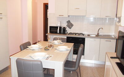 Casa Vacanze Sabrina: Evier, Table, Propriété, Meubles, Évier, Cabinetry, Robinet, Comptoir, Chaise, Cuisine