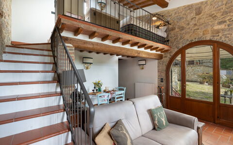 Villa Ida: Propriété, Canapé, Bâtiment, Fenêtre, Bois, Design Intérieur, Escaliers, Sol, Salon, Maison
