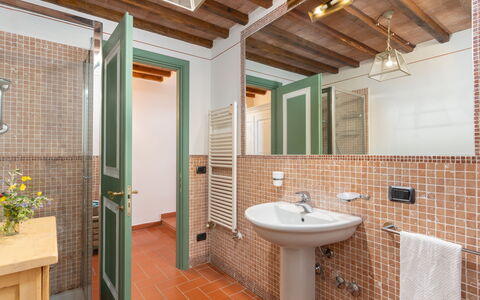 Villa Ida: Miroir, Robinet, Évier, Luminaire Plomberie, Propriété, Salle De Bains, Bâtiment, Lavabo, Plante, Bois