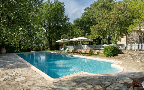 Villa Ida: L'Eau, Plante, Propriété, Nuage, Piscine, Arbre, Ombre, Loisir, Ciel, Paysage