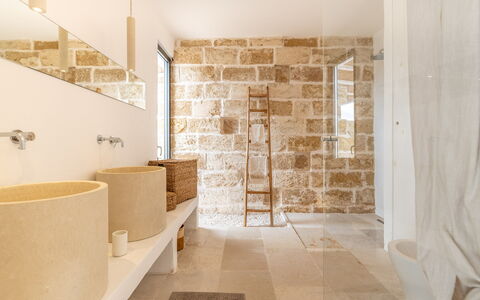 Villa La Selva: Propriété, Bois, Luminaire Plomberie, Design Intérieur, Sol, Sol, Salle De Bains, Immobilier, Bâtiment