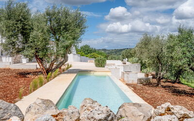 Villa La Selva: L'Eau, Nuage, Propriété, Plante, Ciel, Paysage Naturel, Arbre, Plan D'Eau, Piscine, Herbe