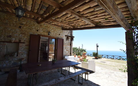 Villa Roccella Ionica, Sea View, a c: Propriété, Plante, Ciel, Bois, Bâtiment, Design Intérieur, Ombre, Architecture, Table, L'Eau