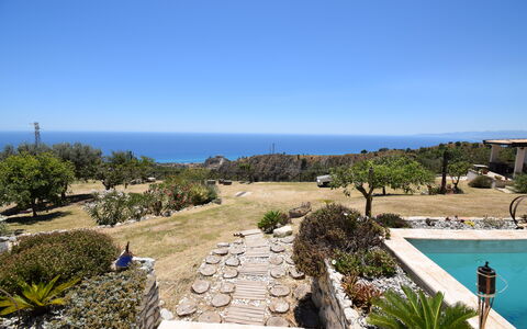 Villa Roccella Ionica, Sea View, a c: Ciel, Plante, L'Eau, Arbre, Piscine, Paysage, Nuage, Bâtiment, Horizon, Arecales
