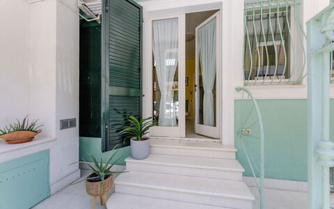 Suite Oltremare: Plante, Pot De Fleur, Plante D'Appartement, Bâtiment, Bleu Azur, Escaliers, Design Intérieur, Porte, Bois, Sol