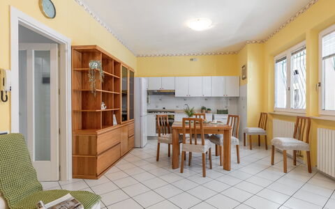 Suite Oltremare: Meubles, Table, Cabinetry, Chaise, Bâtiment, Bibliothèque, Fenêtre, Bois, Étagère, Design Intérieur