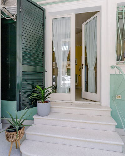 Suite Oltremare: Plante, Pot De Fleur, Plante D'Appartement, Bâtiment, Bleu Azur, Escaliers, Design Intérieur, Porte, Bois, Sol