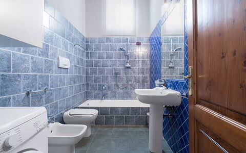 Casolare Torre With Pool And Ac: Bleu, Luminaire Plomberie, Sol, Sol, Salle De Bains, Tuile, Toilette, Évier, Plomberie, Siège De Toilette