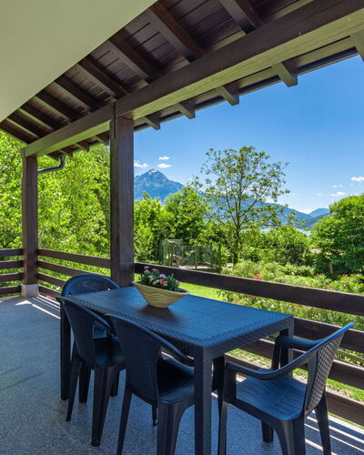 Angelina House: Propriété, Meubles, Table, Ciel, Plante, La Nature, Ombre, Design Intérieur, Arbre, Loisir