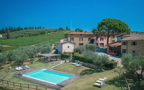 Le Fonti Apartments With Ac Near Siena: Ciel, Plante, Propriété, Fenêtre, Bleu Azur, Bâtiment, Arbre, Lot Terre, Architecture, Design Urbain