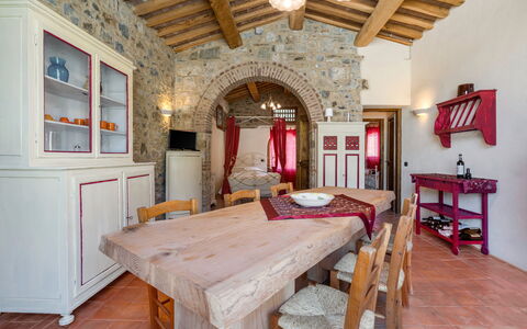 Le Fonti Apartments With Ac Near Siena: Cadre, Meubles, Propriété, Table, Bois, Design Intérieur, Architecture, Décoration, Sol, Salle