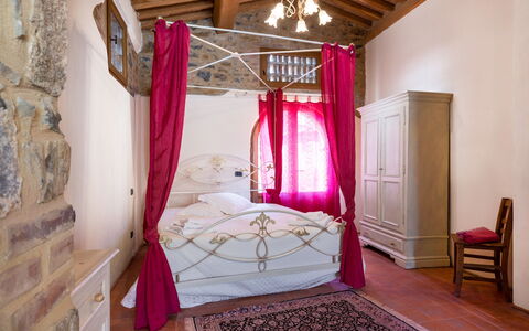 Le Fonti Apartments With Ac Near Siena: Meubles, Propriété, Violet, Confort, Décoration, Bois, Textile, Cadre De Lit, Lit, Design Intérieur