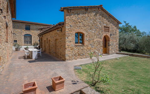 Le Fonti Apartments With Ac Near Siena: Plante, Ciel, Fenêtre, Arbre, Bâtiment, Porte, Brique, Mur, Zone Rurale, Toit