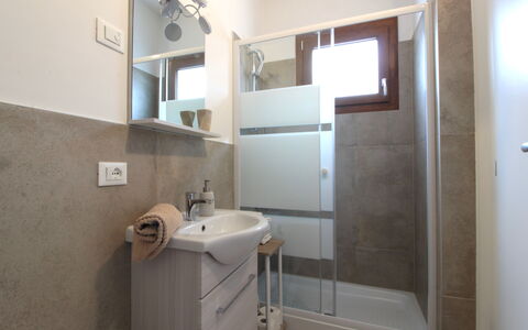 Comfort Apartment, Welness, Terrace: Miroir, Propriété, Luminaire Plomberie, Robinet, Bâtiment, Salle De Bains, Évier, Armoire De Toilette, Lavabo