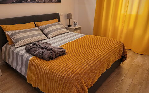 Comfort Apartment, Welness, Terrace: Meubles, Lit, Chambre, Literie, Design Intérieur, Drap De Lit, Jaune, Linge, Bois, Sol