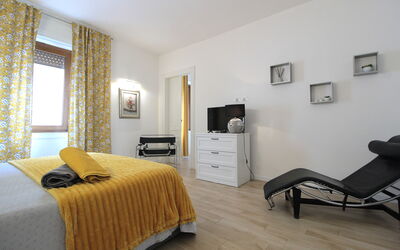 Comfort Apartment, Welness, Terrace: Meubles, Propriété, Cabinetry, Confort, Bois, Bâtiment, Tiroir, Sol, Jaune, Sol