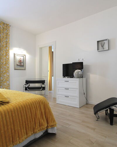 Comfort Apartment, Welness, Terrace: Meubles, Propriété, Cabinetry, Confort, Bois, Bâtiment, Tiroir, Sol, Jaune, Sol