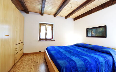 Baita a Pieve Tesino Mountain And Lake: Meubles, Fenêtre, Bâtiment, Confort, Bois, Lit, Maison, Design Intérieur, Sol